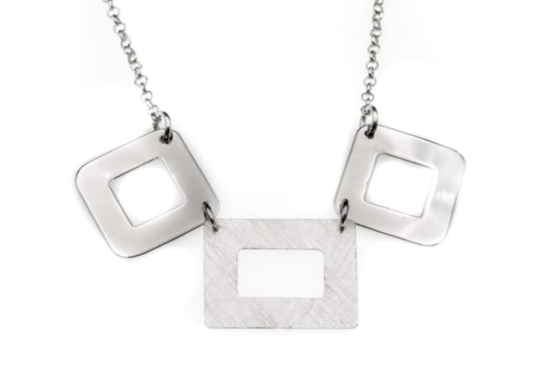 Naszyjnik srebrny z wiszącymi modnymi kwadratami celebrytka SN8016