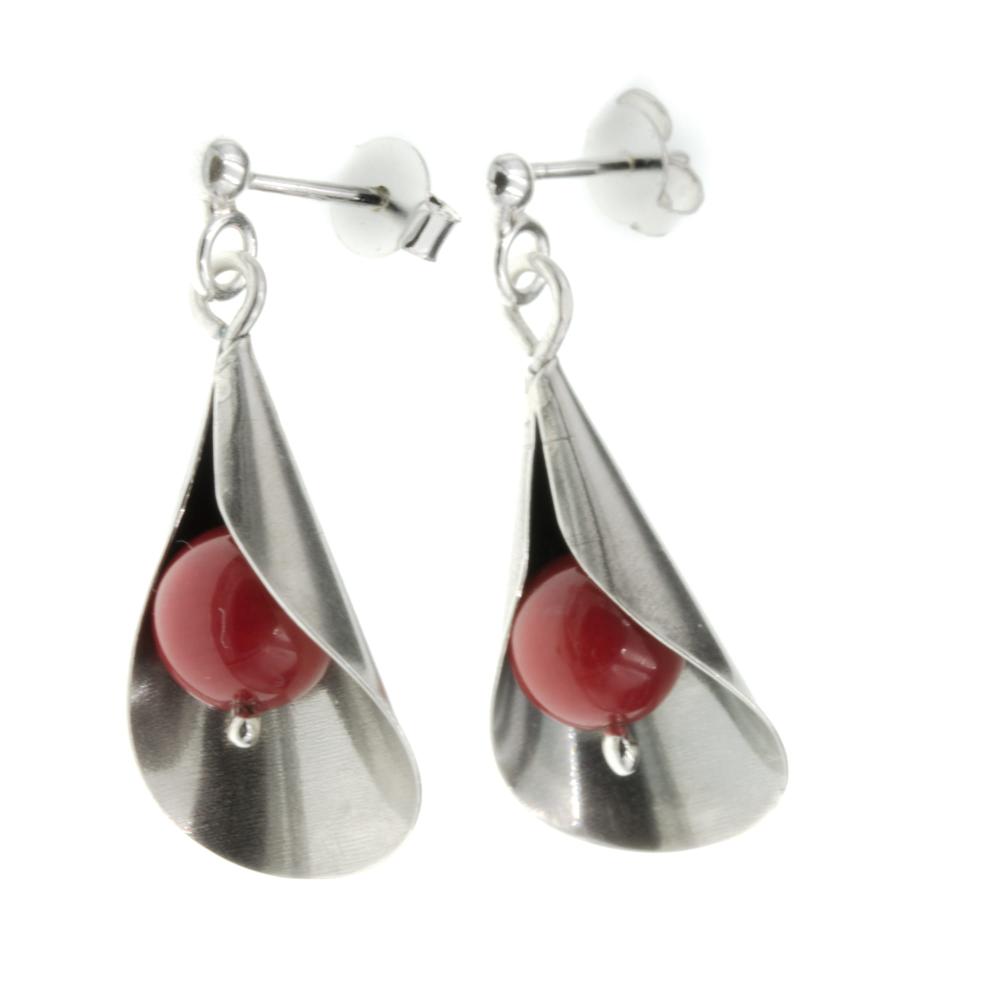 Kolczyki srebrne efektowne wiszące z koralem na sztyfcie SK16161